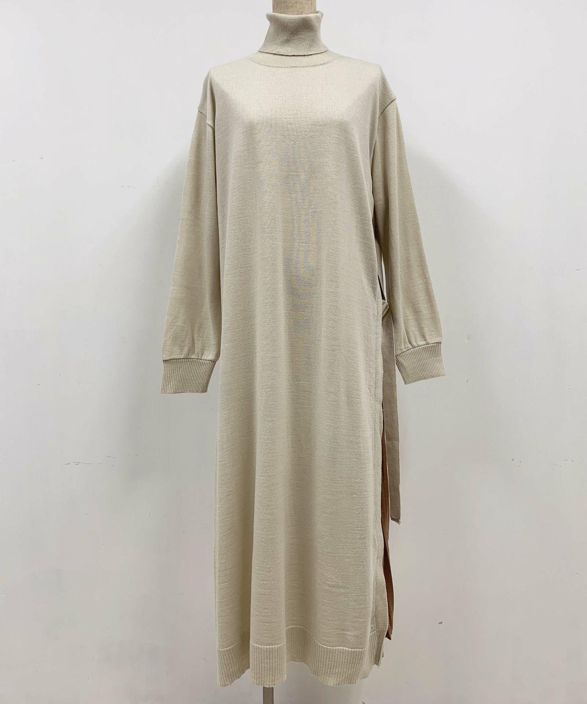 着用トルソーサイズ：B80, W60, H86 (Mサイズ着用）ベージュ　前