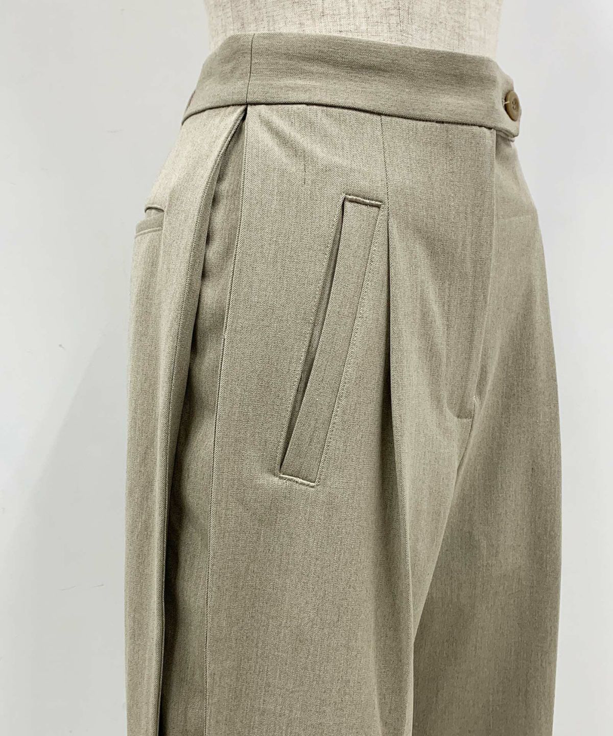 ベージュ　タック同色