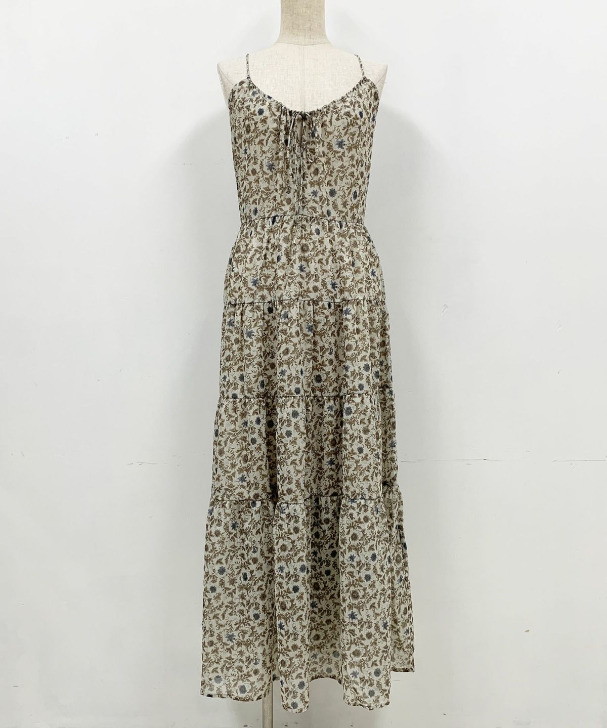 着用トルソーサイズ：B80, W60, H86 (Mサイズ着用）ベージュ