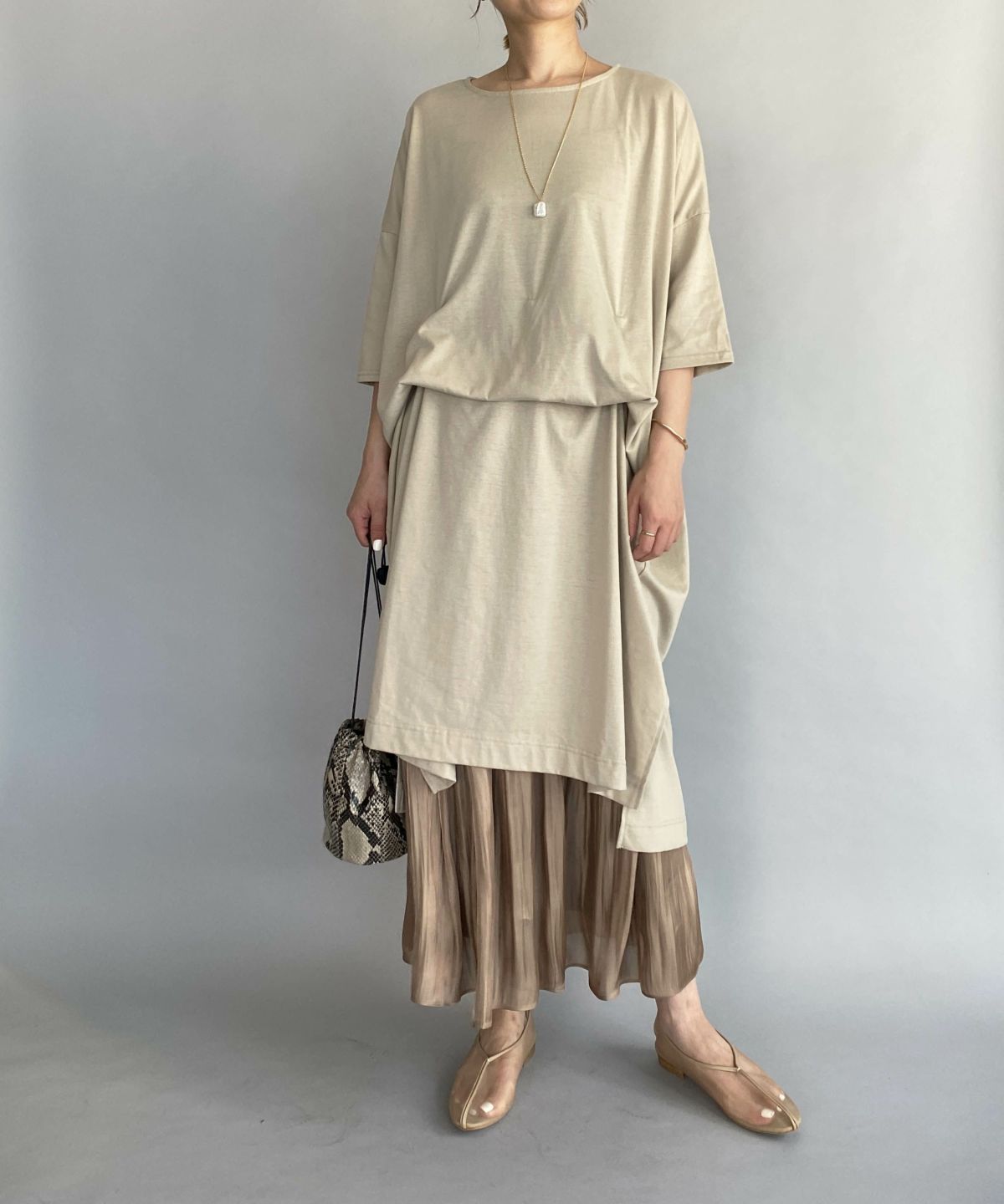 model：H164　着用サイズ：L　ベージュ　着こなしパターン1