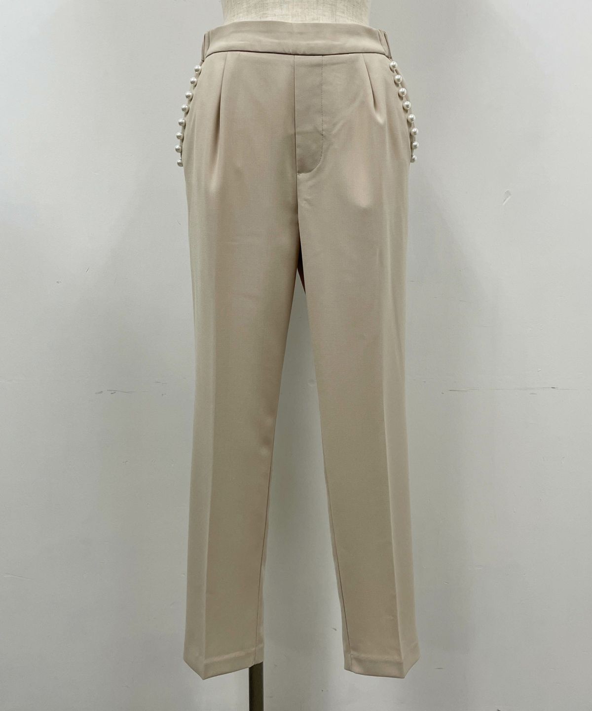 着用トルソーサイズ：B80, W60, H86 (Mサイズ着用）ベージュ