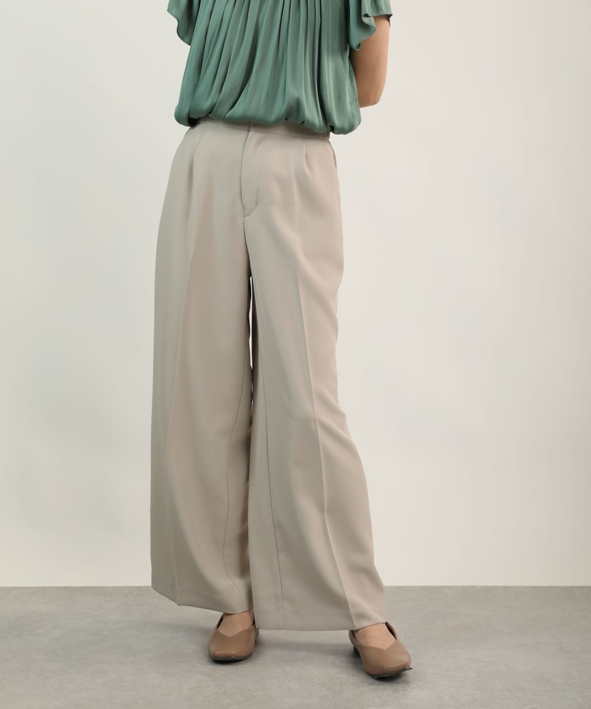 model：H164　着用サイズ：M　ベージュ