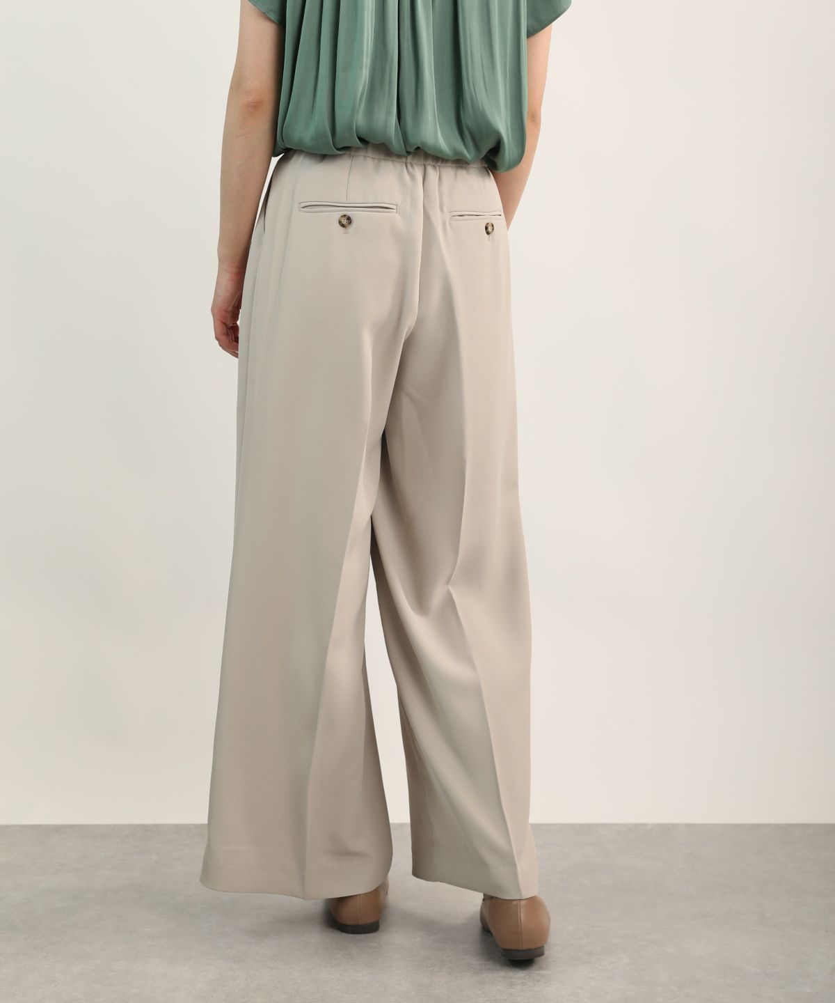 model：H164　着用サイズ：M　ベージュ