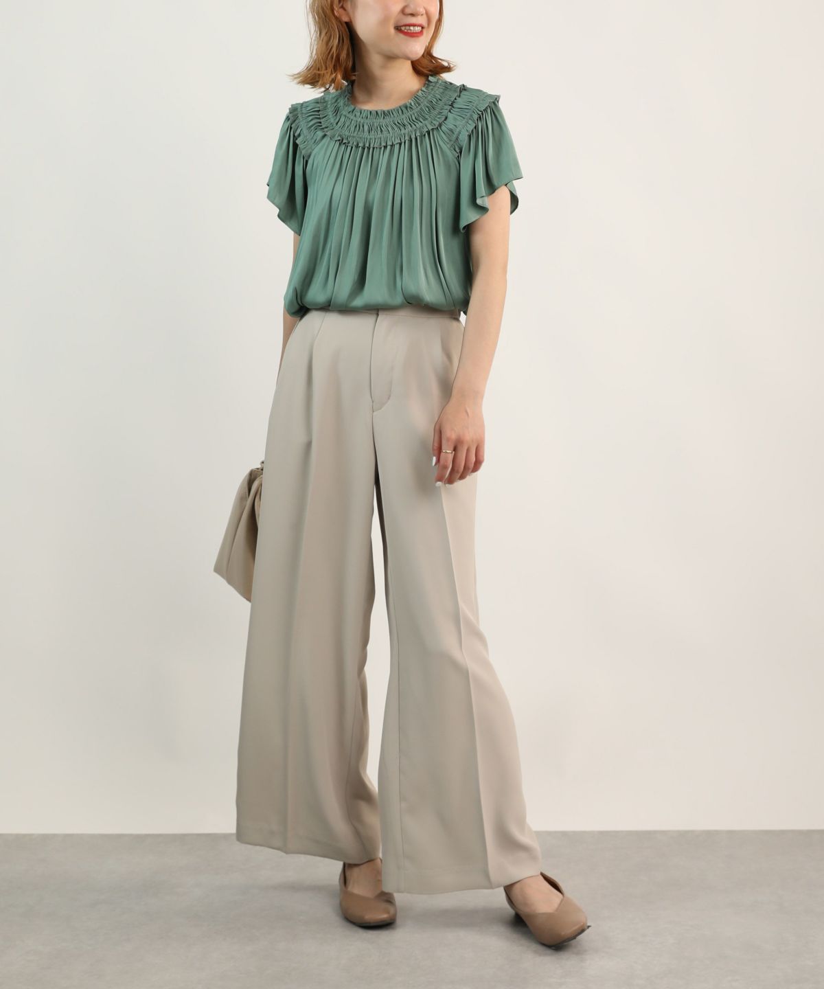 model：H164　着用サイズ：M　ベージュ