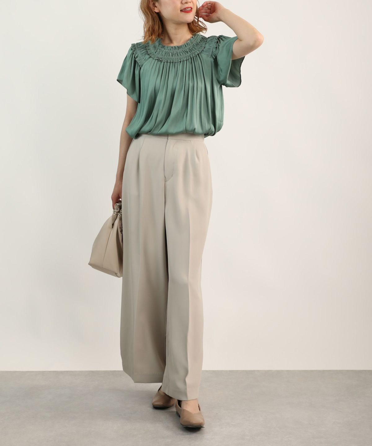 model：H164　着用サイズ：M　ベージュ