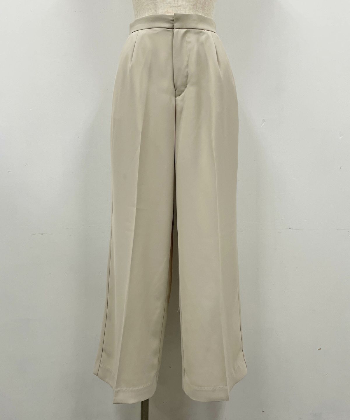 着用トルソーサイズ：B80, W60, H86 (Mサイズ着用）ベージュ　前