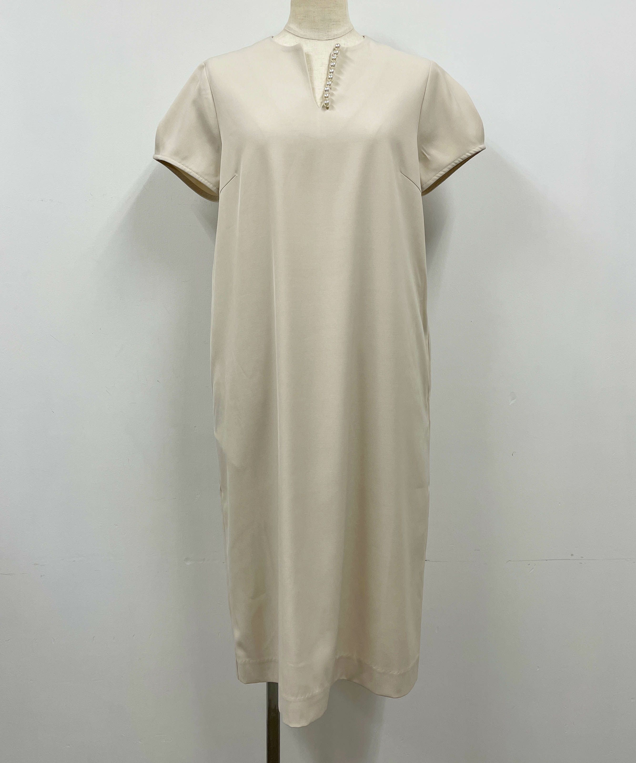 着用トルソーサイズ：B80, W60, H86 (Mサイズ着用）ベージュ