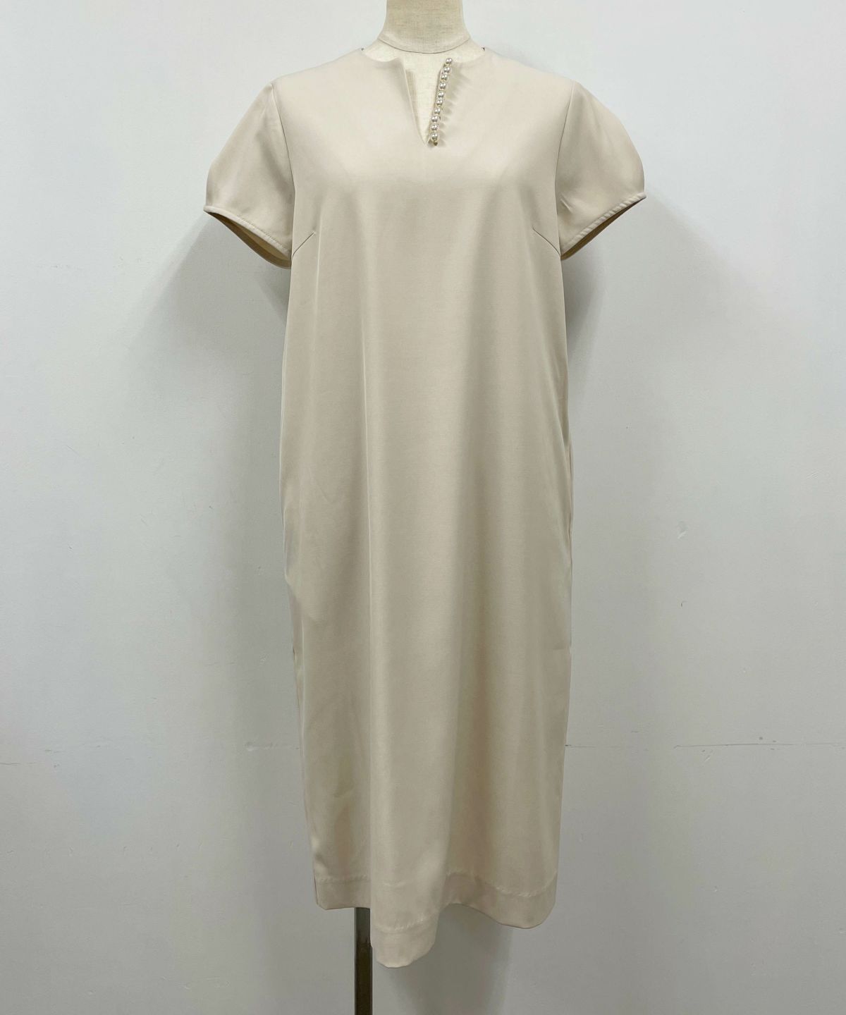 着用トルソーサイズ：B80, W60, H86 (Mサイズ着用）ベージュ