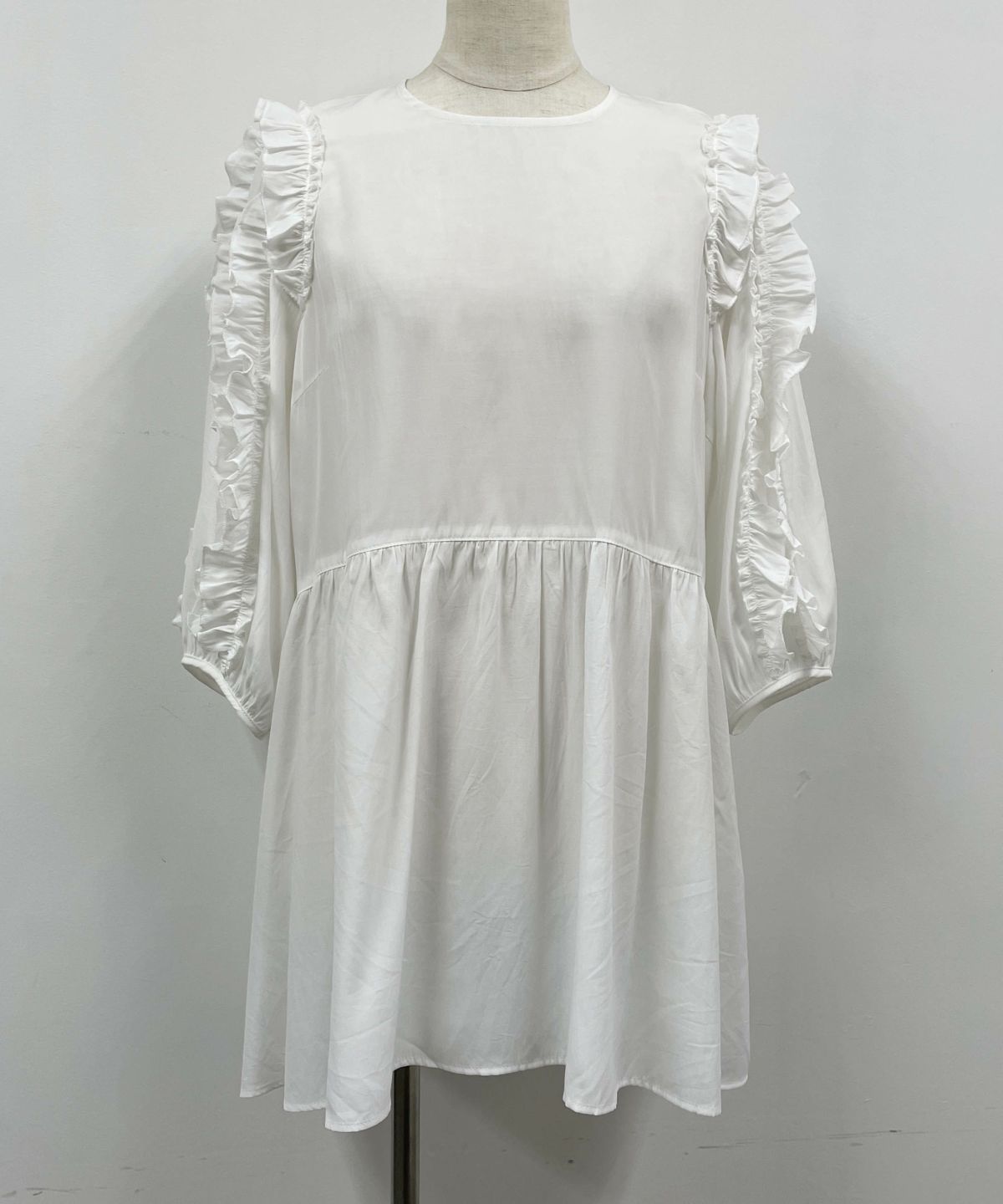 着用トルソーサイズ：B80, W60, H86 (Mサイズ着用）オフホワイト　前