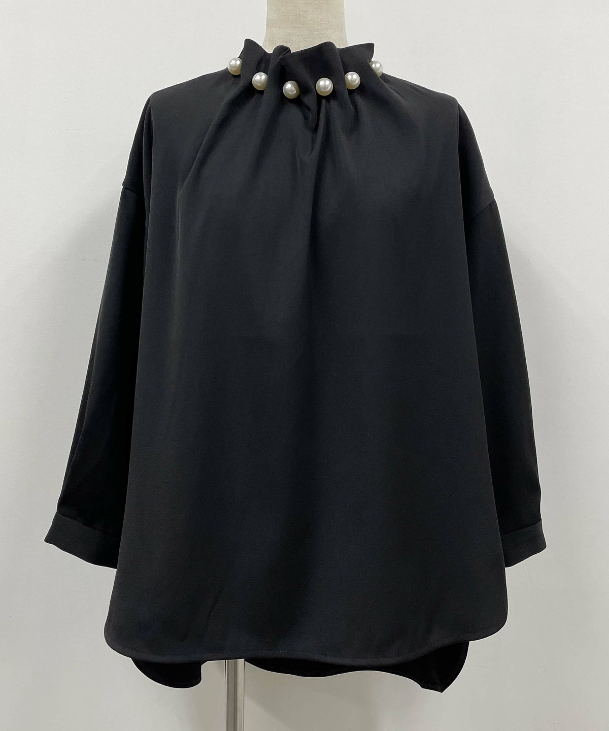 着用トルソーサイズ：B80, W60, H86 (Mサイズ着用）ブラック　前