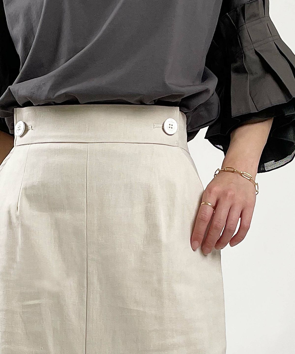 model：H164　着用サイズ：S　ベージュ