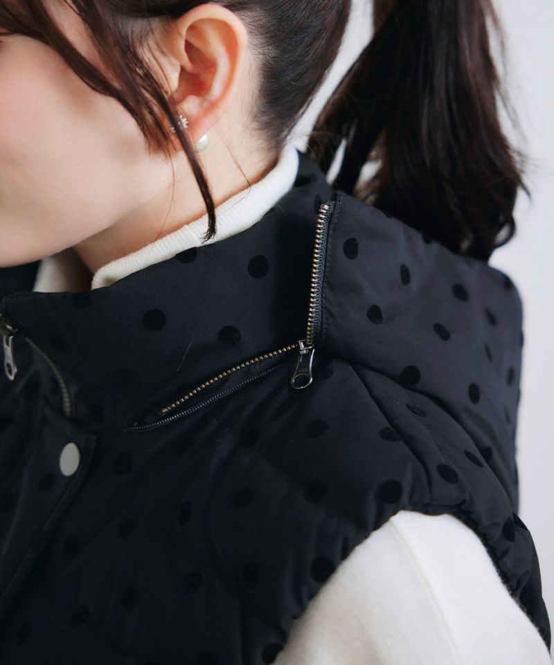 フードはファスナーで取り外し可能