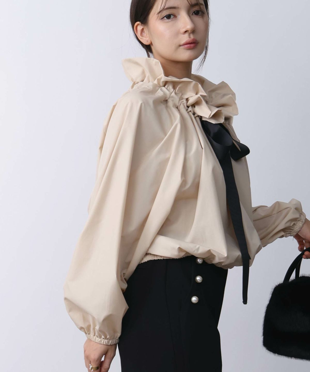 model：H160　着用サイズ：M　ベージュ