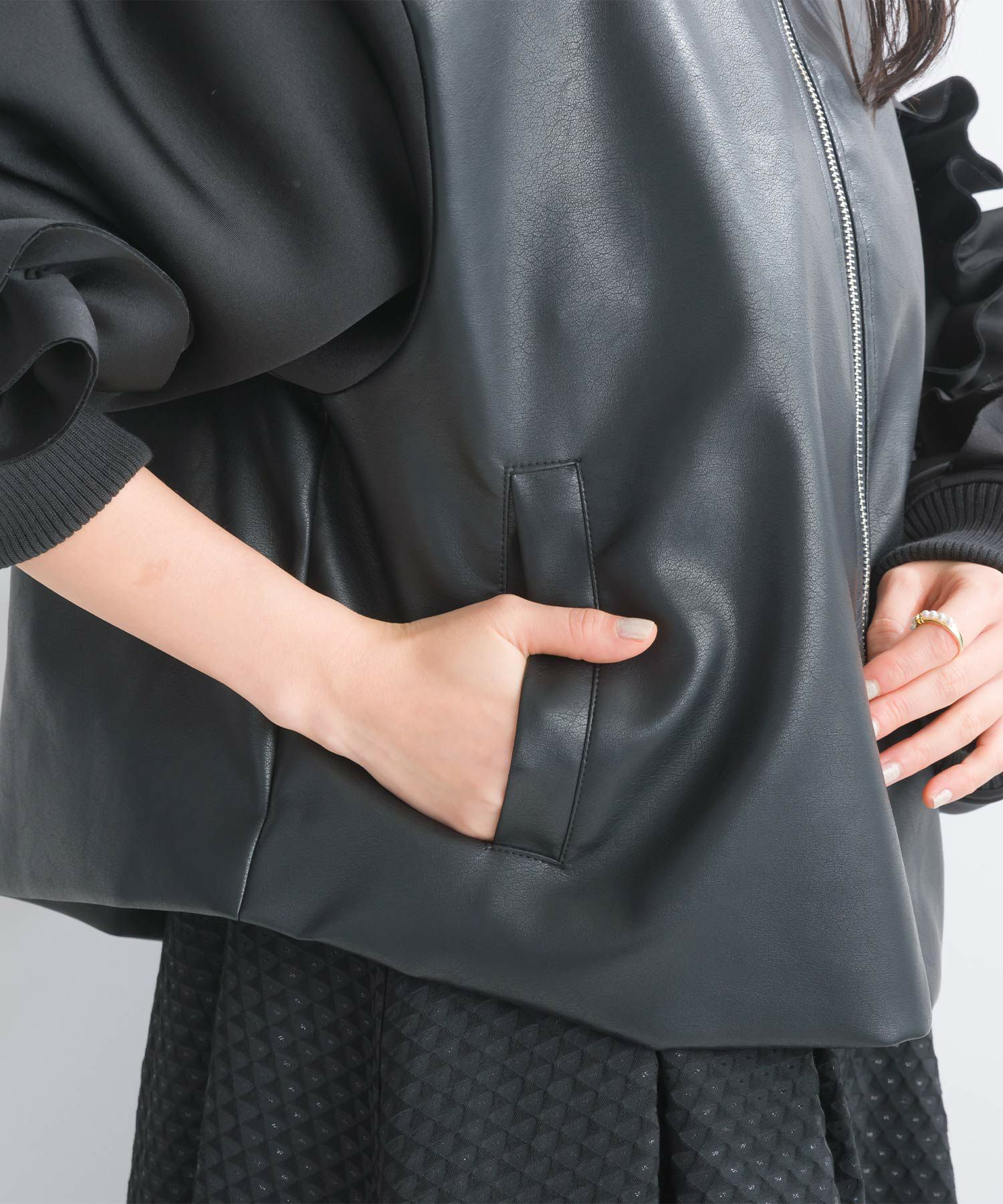 WEB限定】フェイクレザー×ダンボールニット フリルスリーブ ブルゾン 