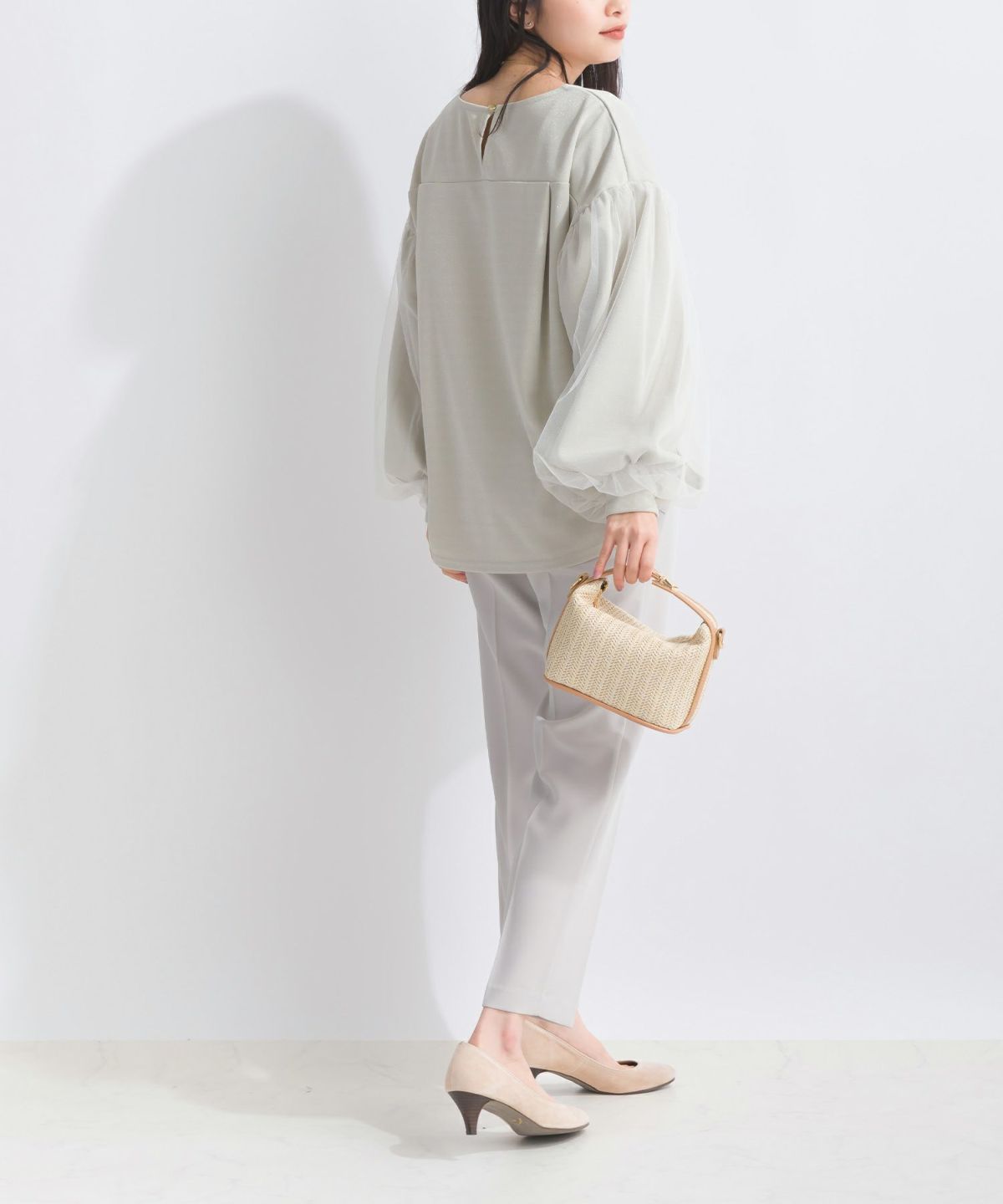 model：H157　着用サイズ：S　グレイッシュベージュ