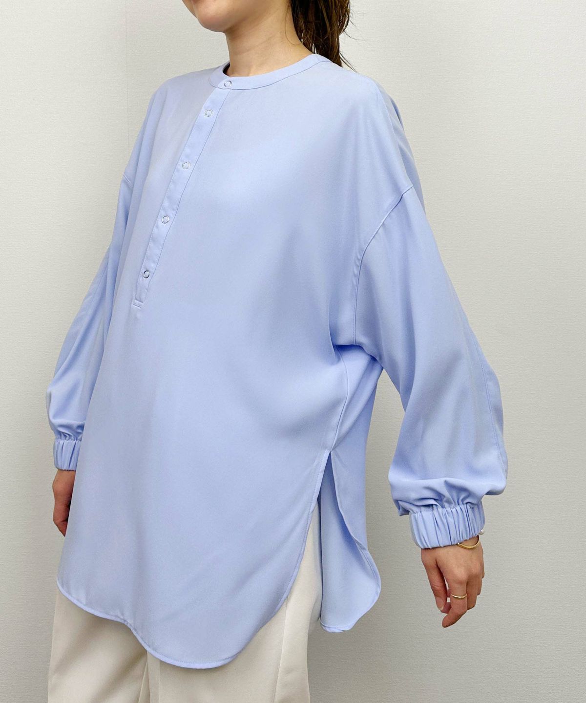 model：H164　着用サイズ：M　サックスブルー（ボタン前）