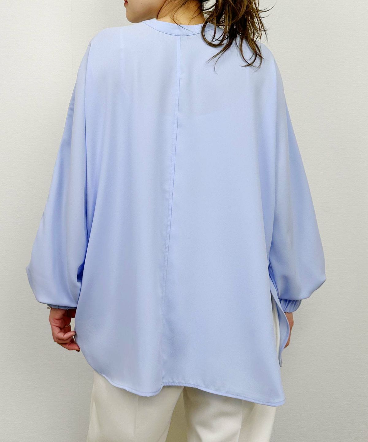 model：H164　着用サイズ：M　サックスブルー（ボタン前）