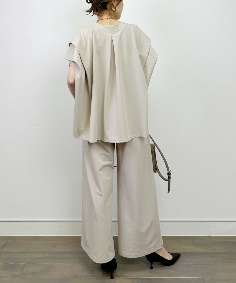 model：H164　着用サイズ：M　グレイッシュベージュ（セットアップで）