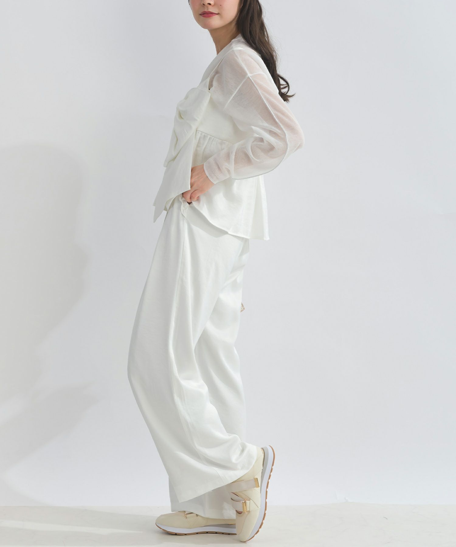 model：H153　着用サイズ：M　オフホワイト（セットアップで）