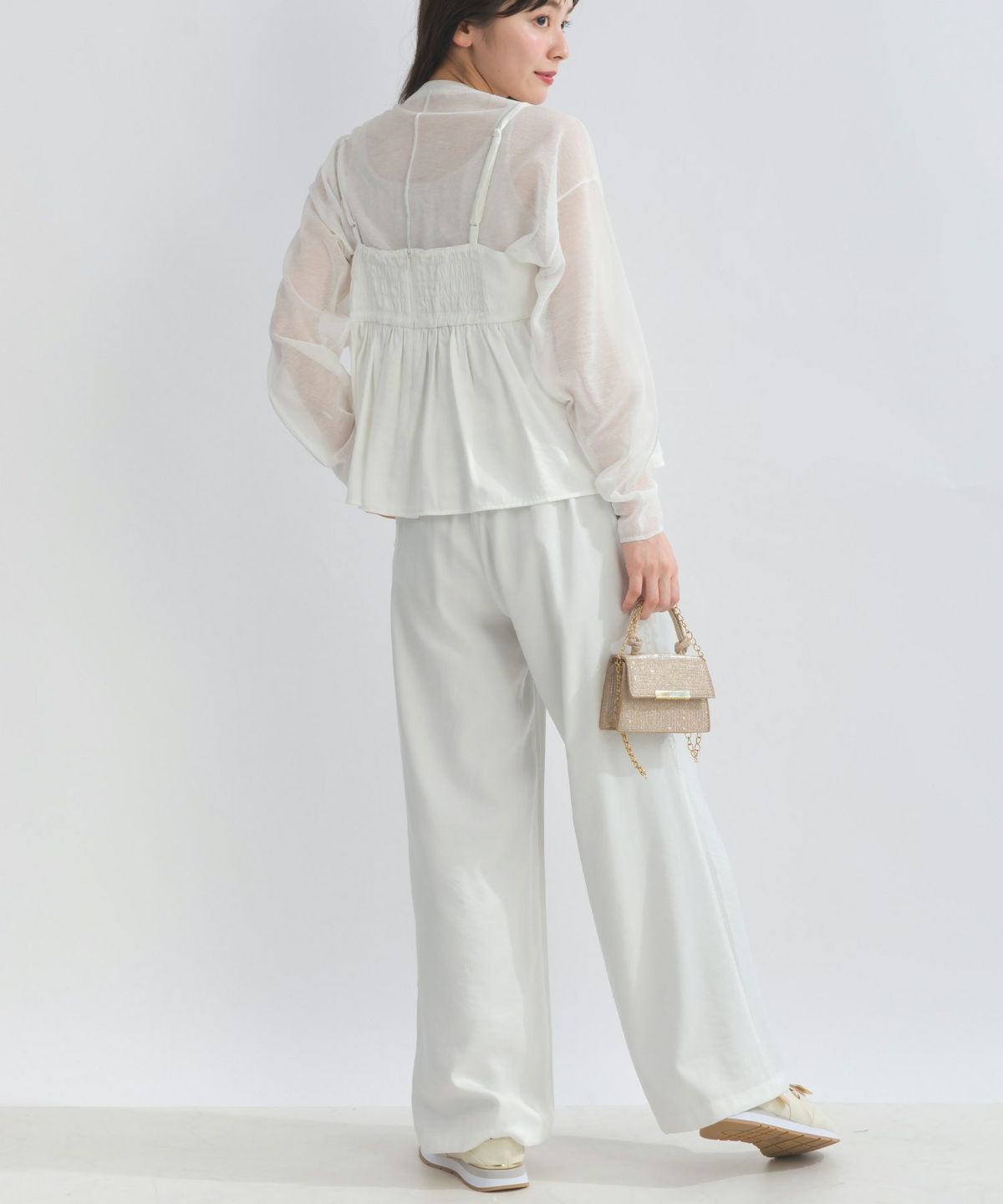 model：H153　着用サイズ：M　オフホワイト（セットアップで）