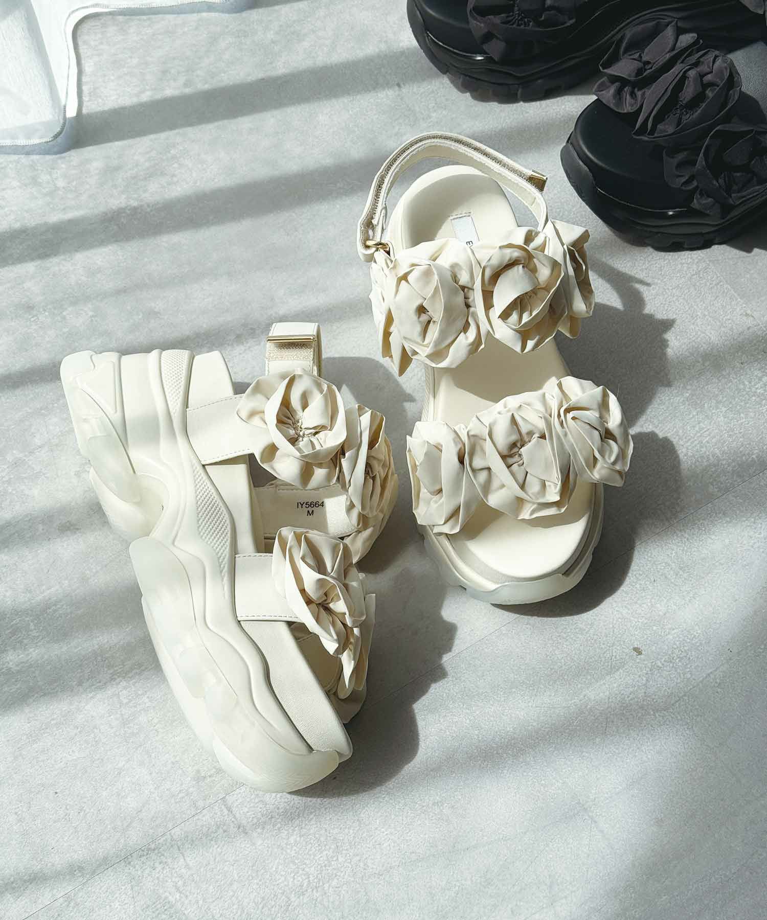 ベージュ