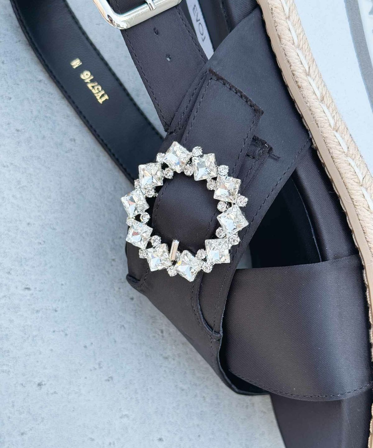 ビジューバックル