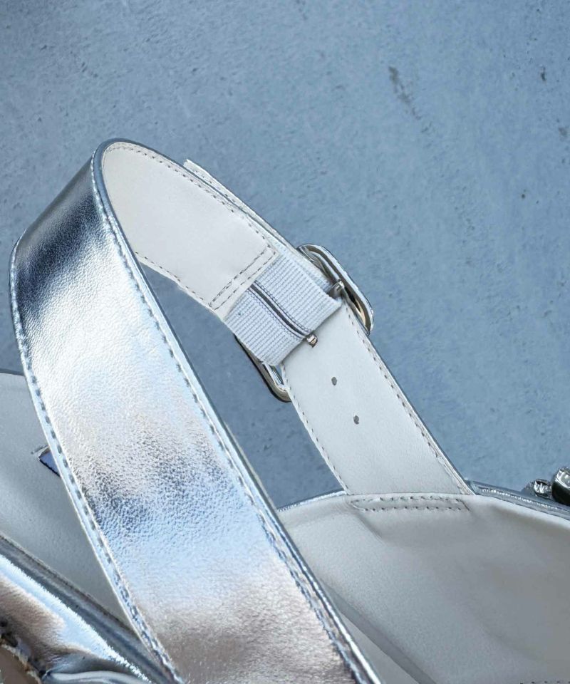 ゴムで少し伸び縮みします。