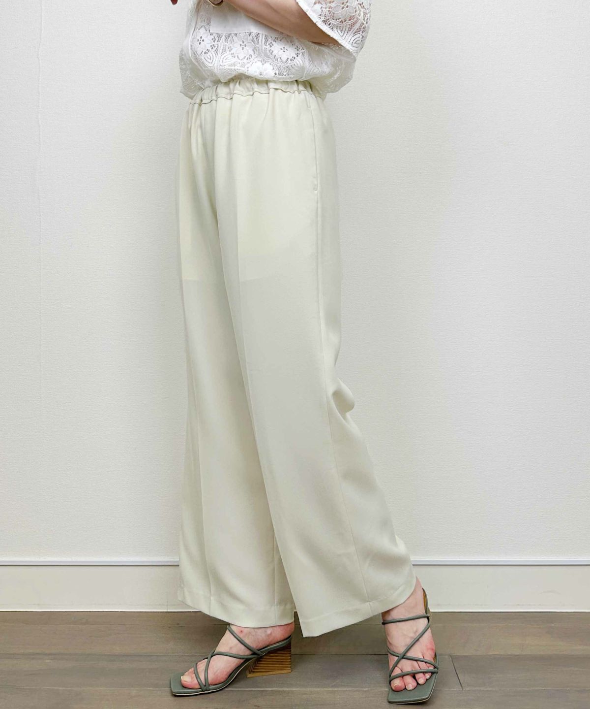 model：H164　着用サイズ：M　ベージュ