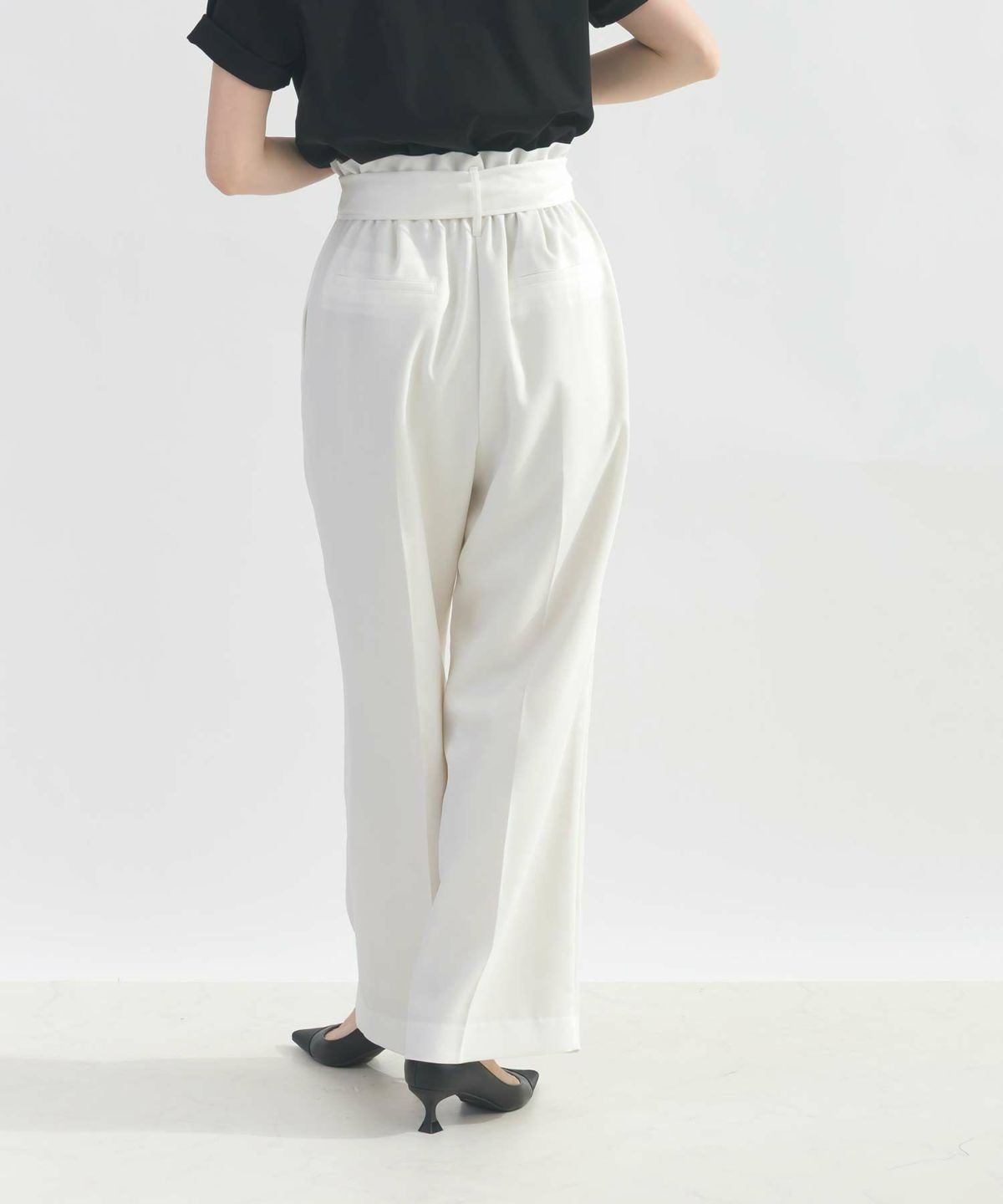 model：H162　着用サイズ：M　オフホワイト