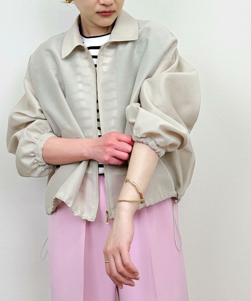 model：H164　着用サイズ：M　グレイッシュベージュ