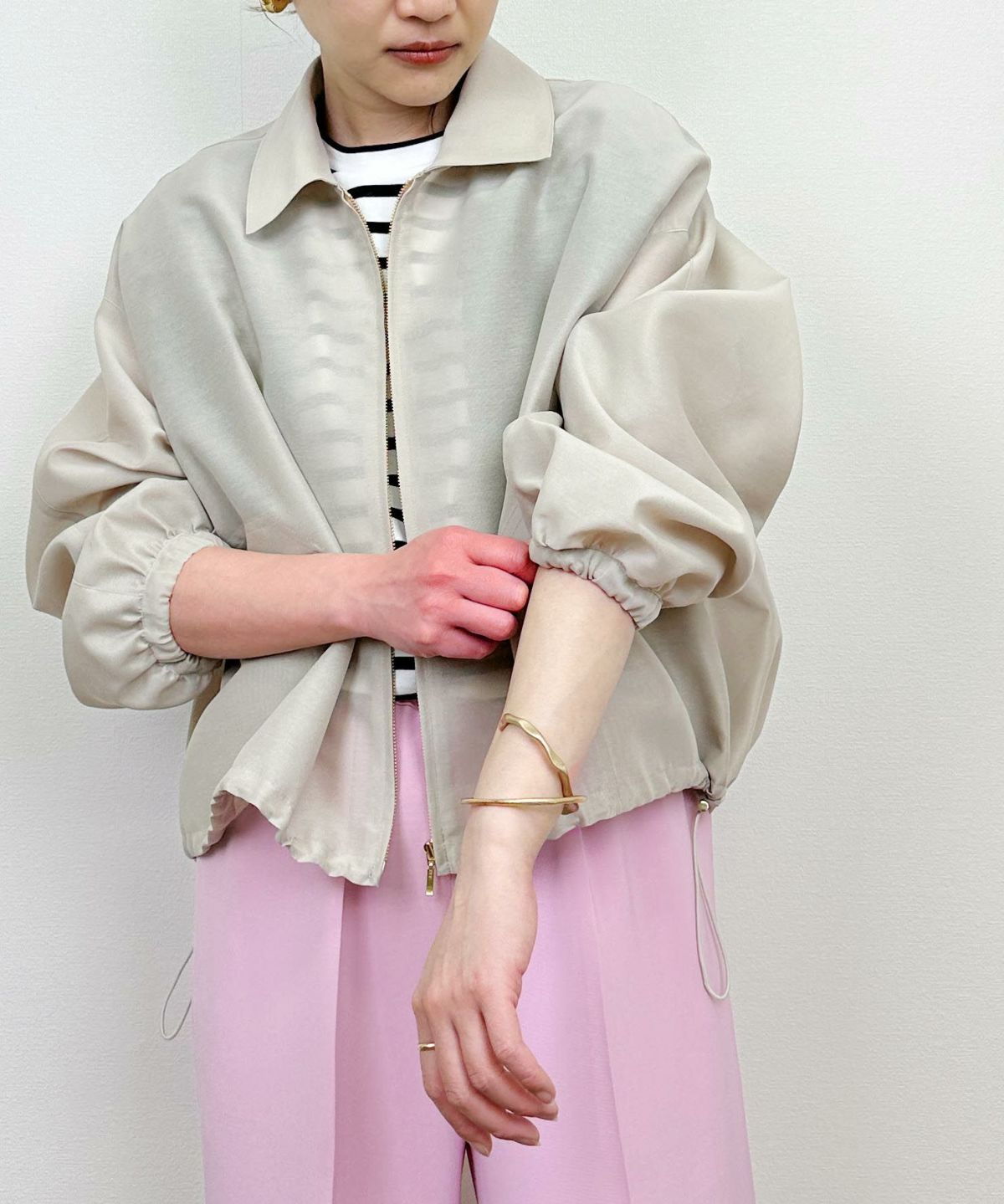 model：H164　着用サイズ：M　グレイッシュベージュ