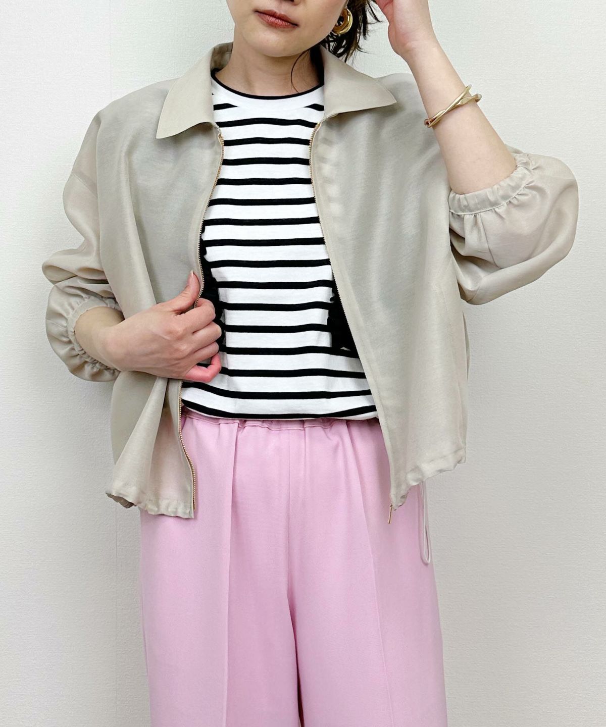 model：H164　着用サイズ：M　グレイッシュベージュ