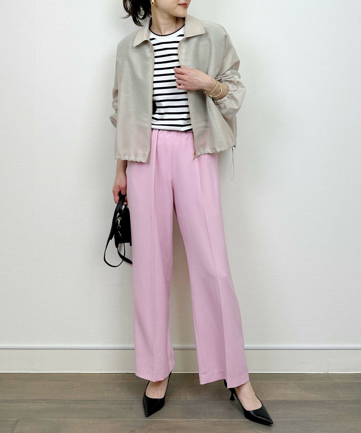 model：H164　着用サイズ：M　グレイッシュベージュ