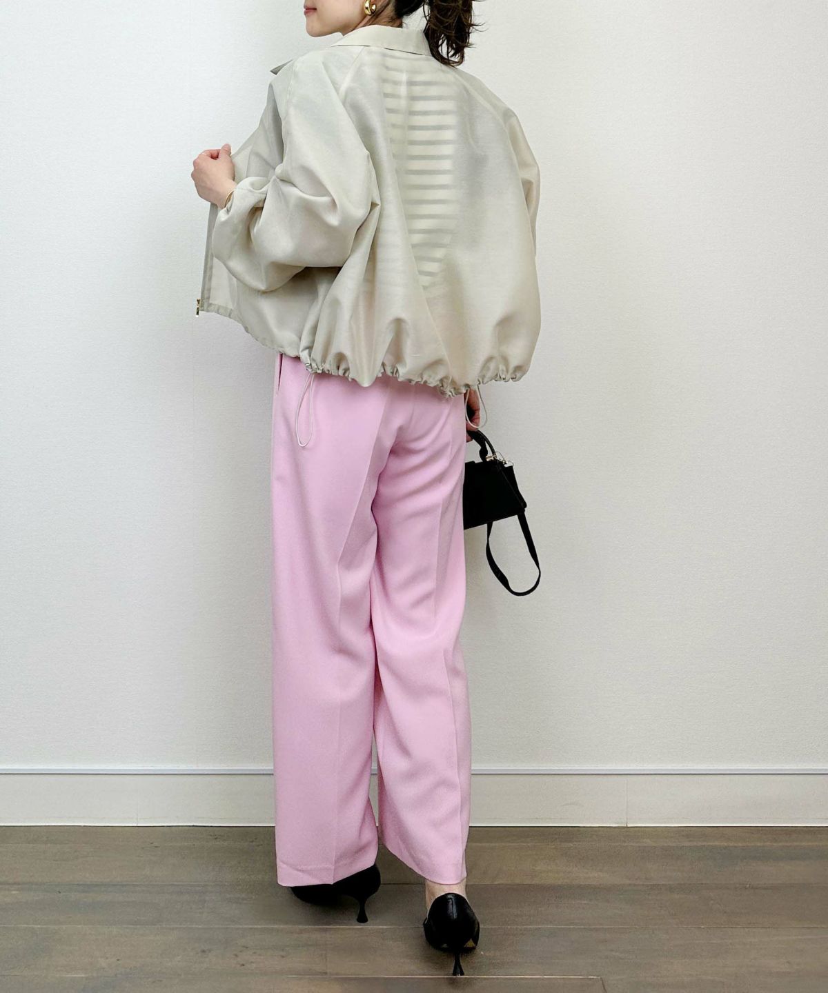 model：H164　着用サイズ：M　グレイッシュベージュ