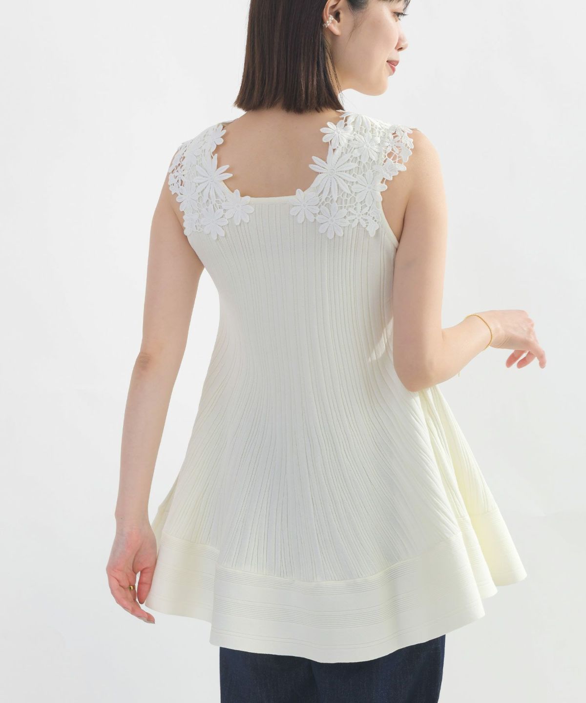 model：H162　着用サイズ：M　オフホワイト