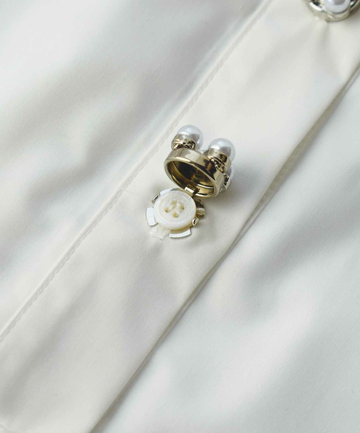 チャームのへこみ部分をボタン上部からスライドして入れる