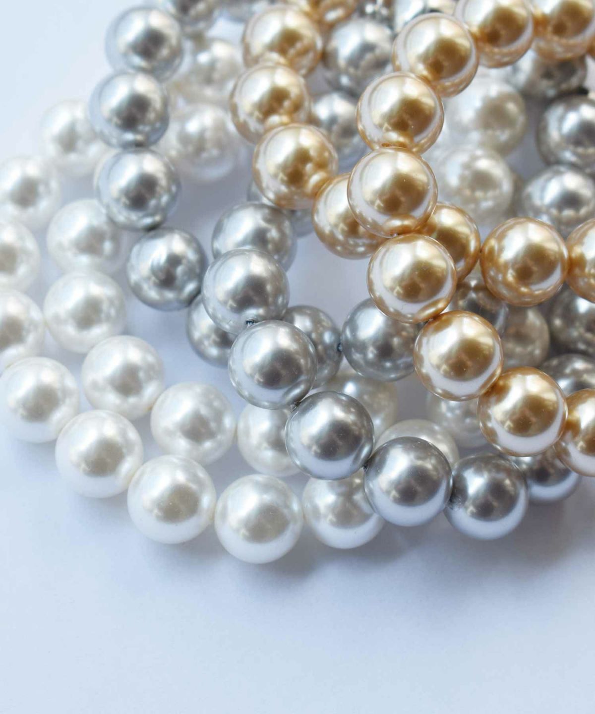 左からオフホワイト・シルバー・ゴールド