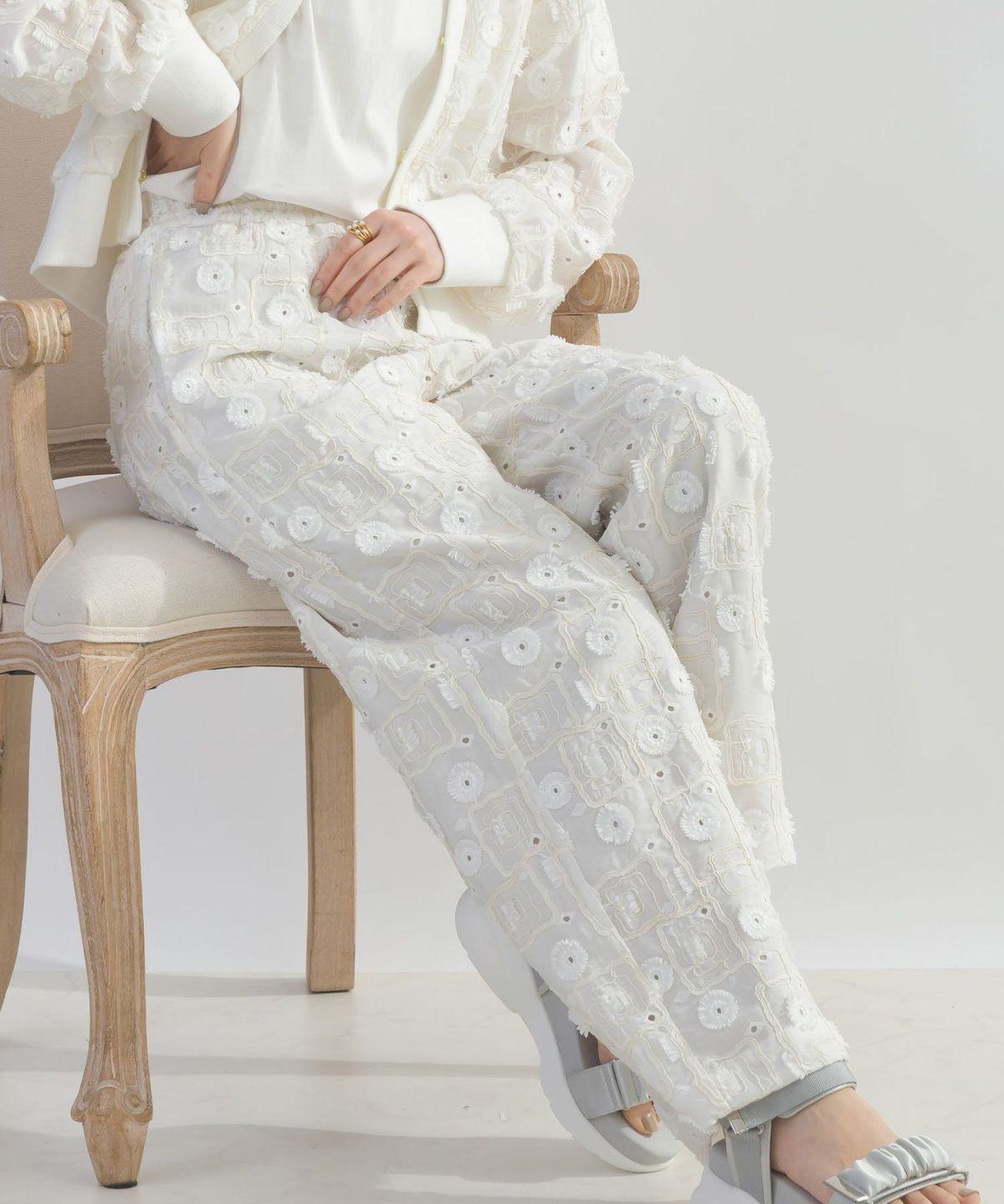 model：H162　着用サイズ：M　オフホワイト（セットアップで）