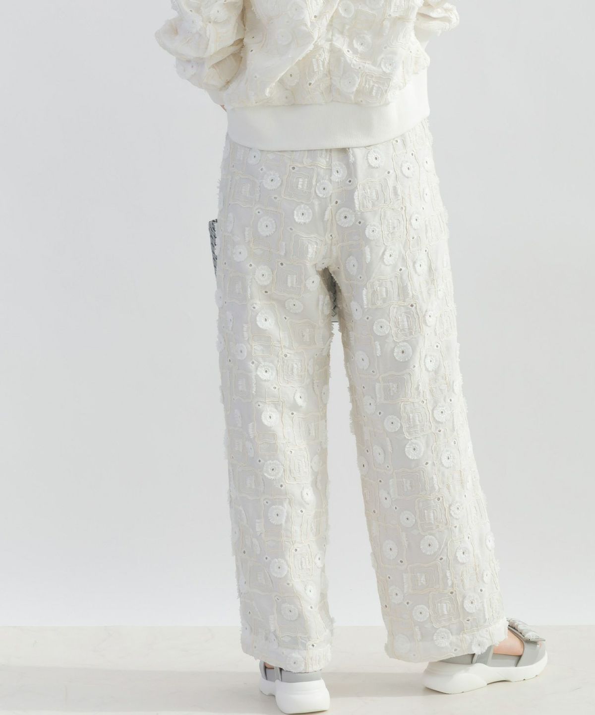 model：H162　着用サイズ：M　オフホワイト（セットアップで）