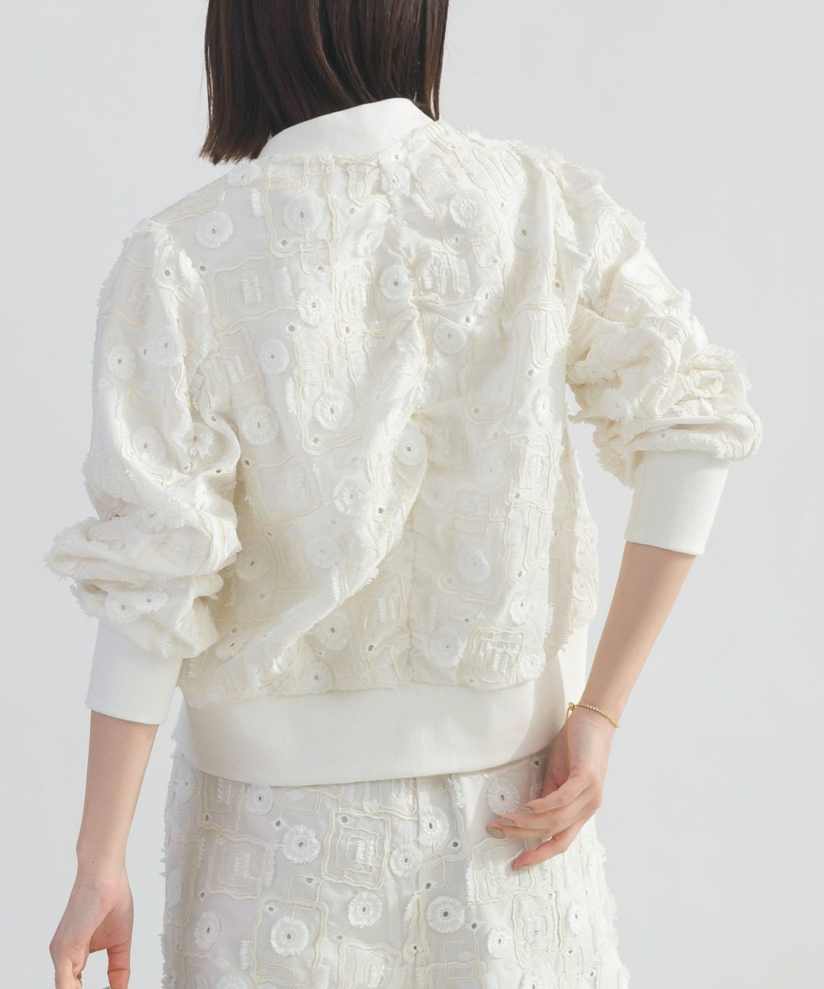 model：H162　着用サイズ：M　オフホワイト（セットアップで）