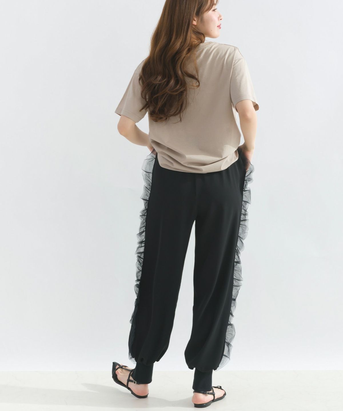 model：H165　着用サイズ：M　グレイッシュベージュ