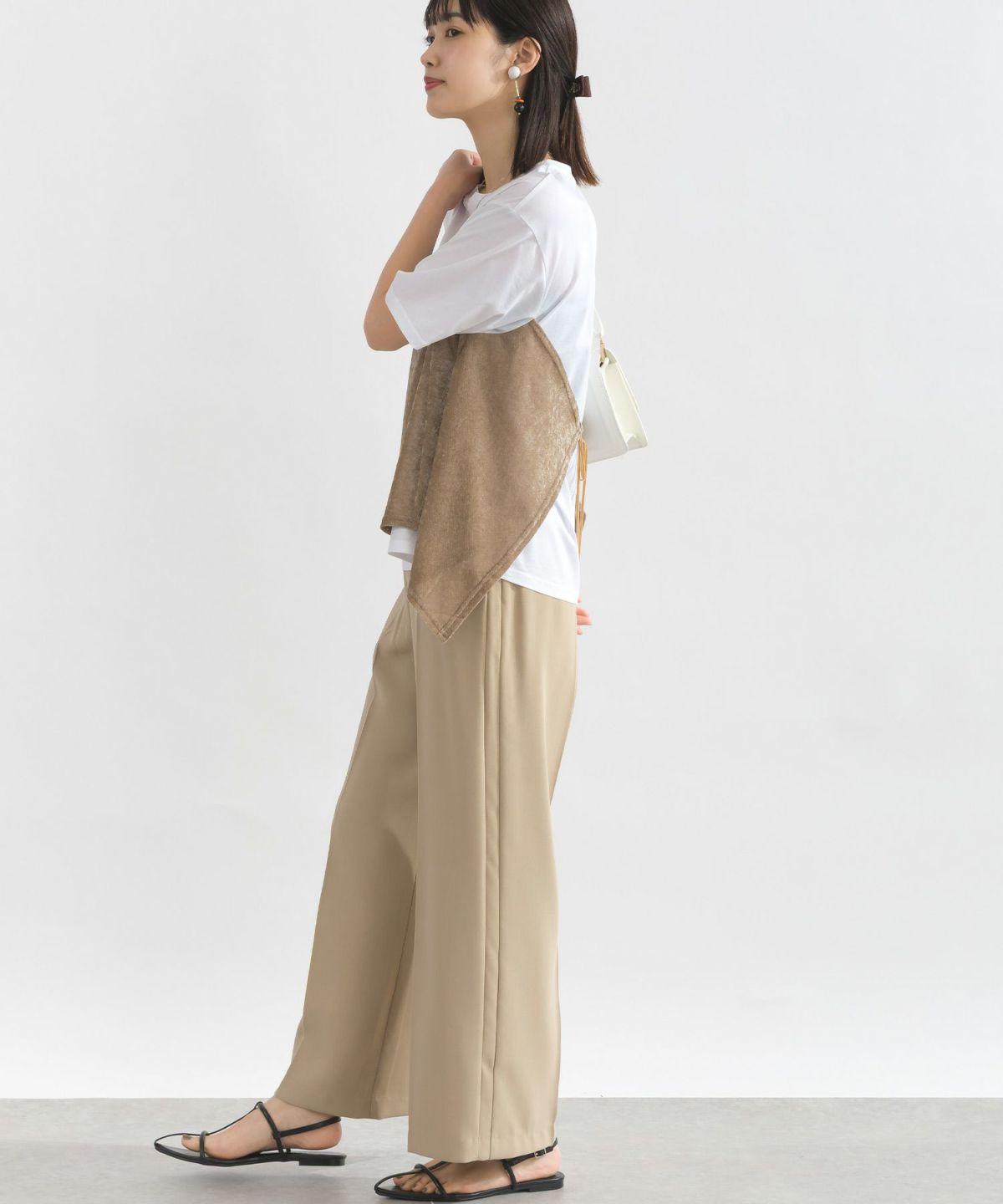 model：H162　着用サイズ：M　オフホワイト