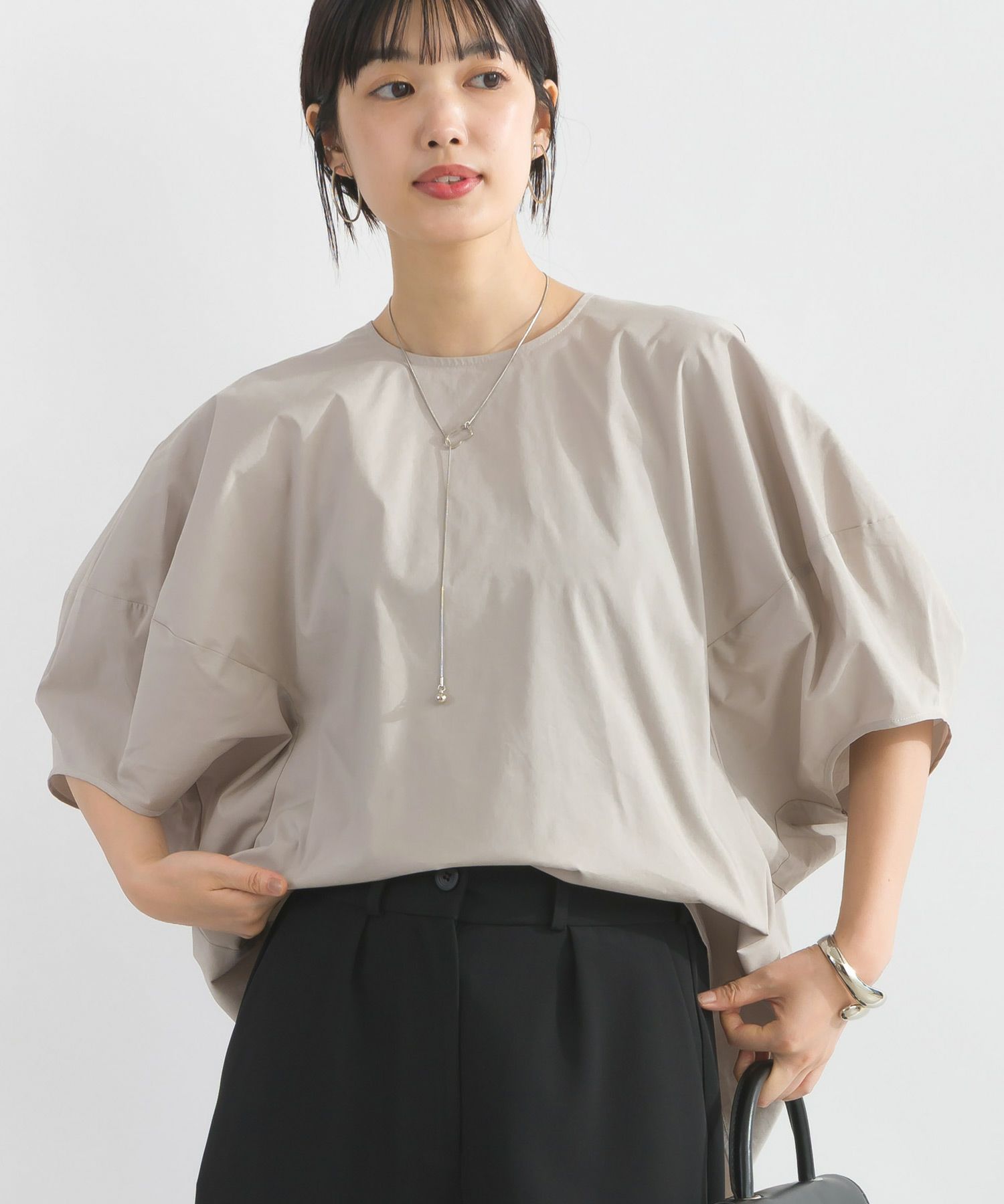 model：H162　着用サイズ：M　グレイッシュベージュ