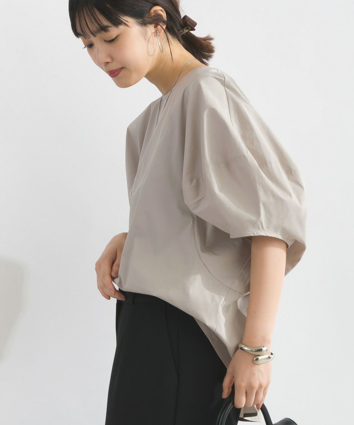 model：H162　着用サイズ：M　グレイッシュベージュ