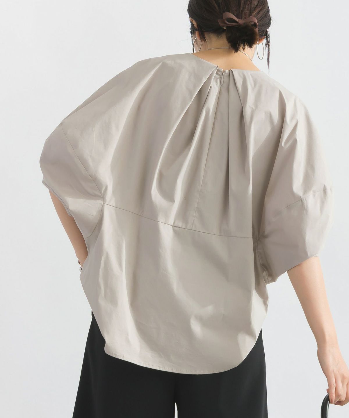 model：H162　着用サイズ：M　グレイッシュベージュ