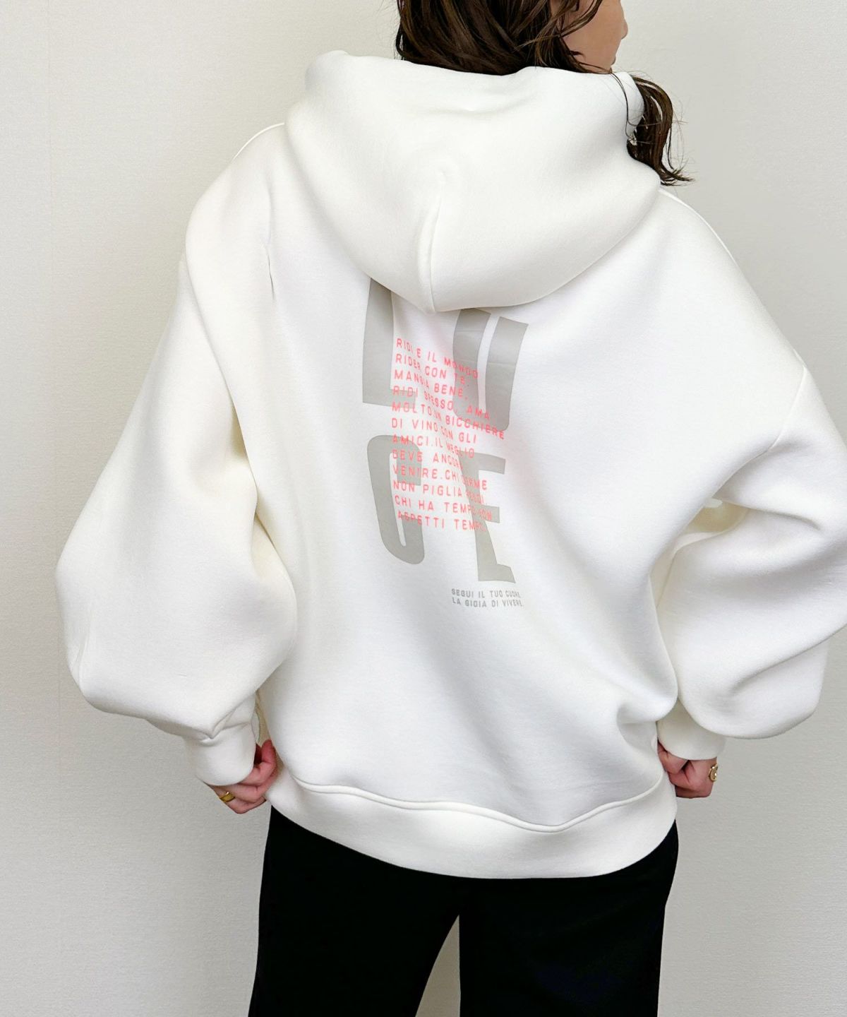 model：H164　着用サイズ：M　オフホワイト