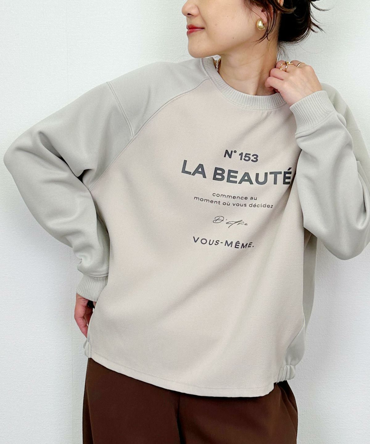 model：H164　着用サイズ：M　グレイッシュベージュ