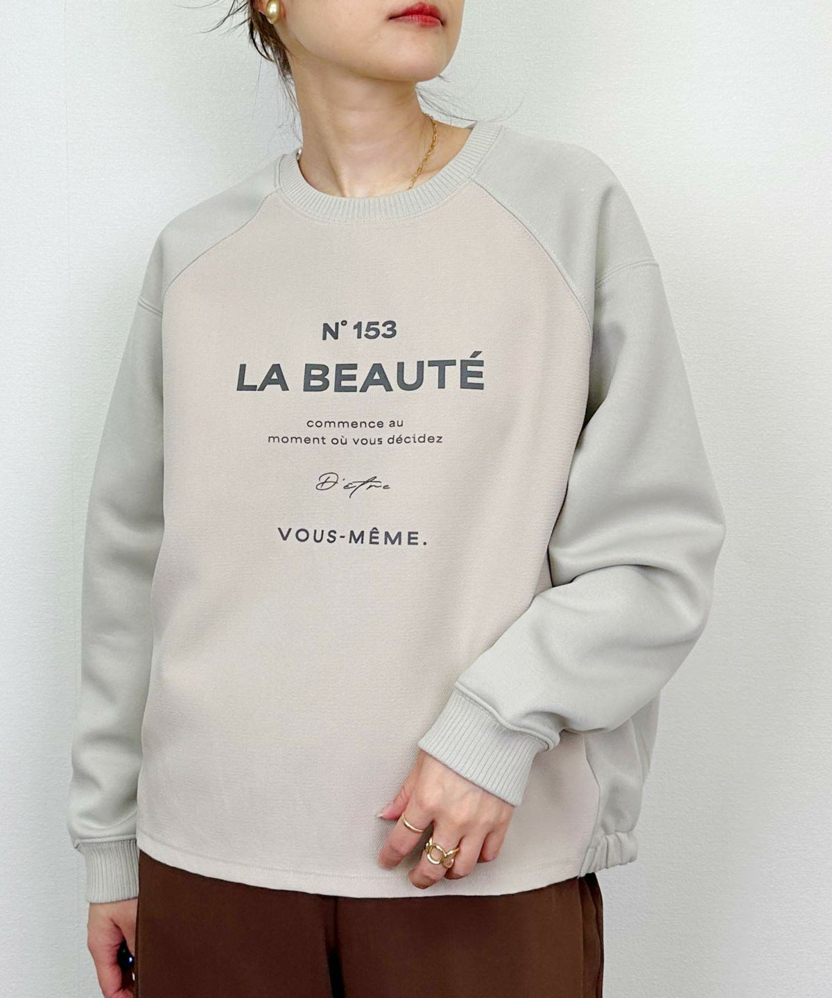 model：H164　着用サイズ：M　グレイッシュベージュ