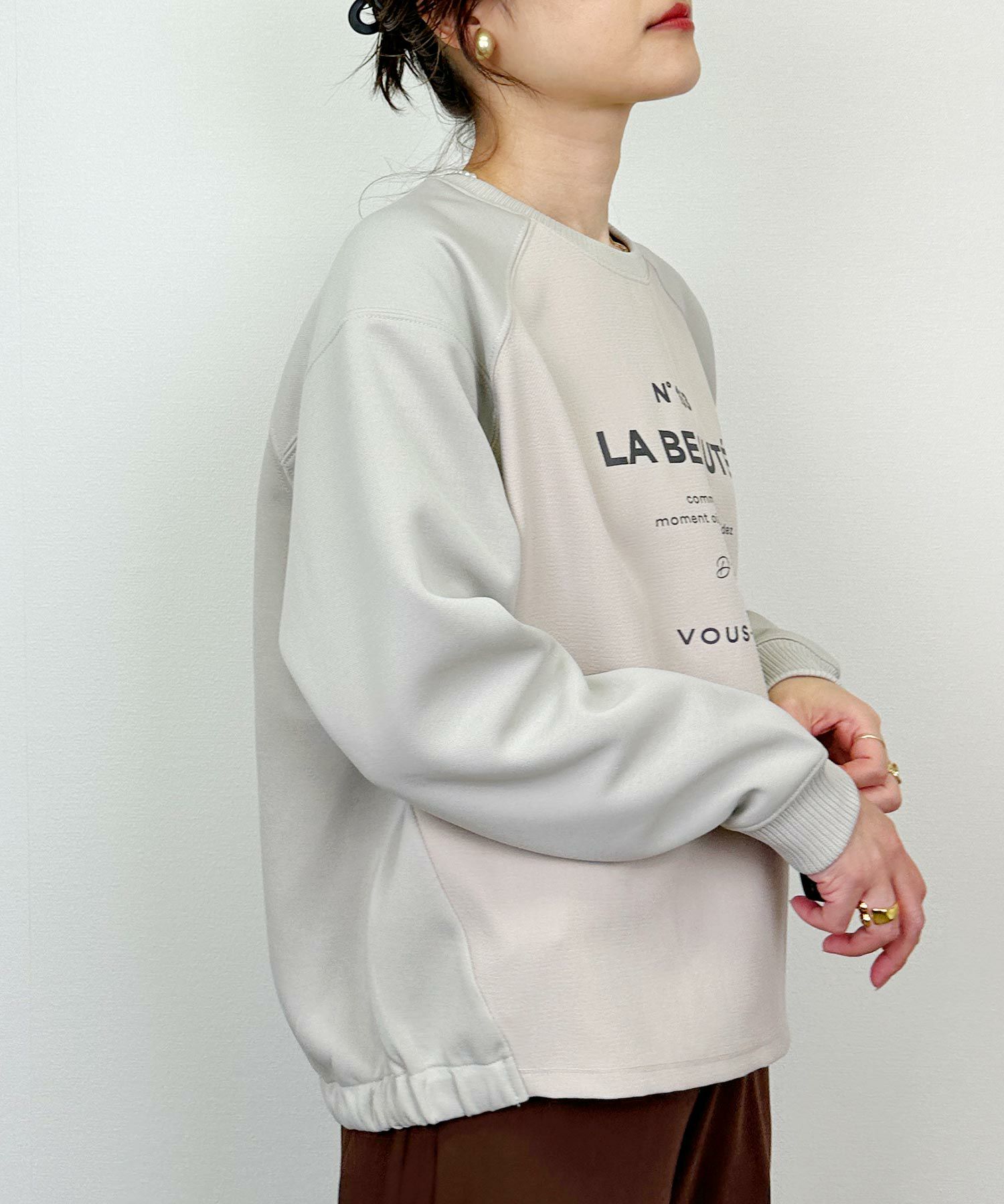 model：H164　着用サイズ：M　グレイッシュベージュ