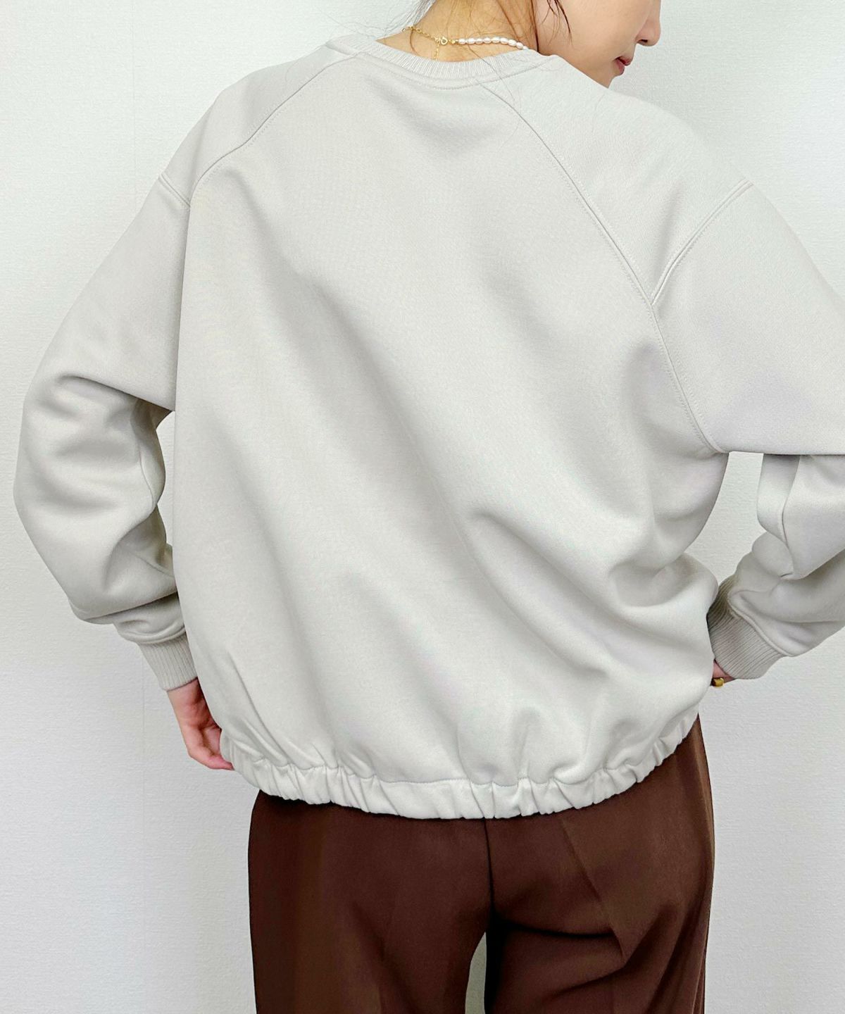 model：H164　着用サイズ：M　グレイッシュベージュ